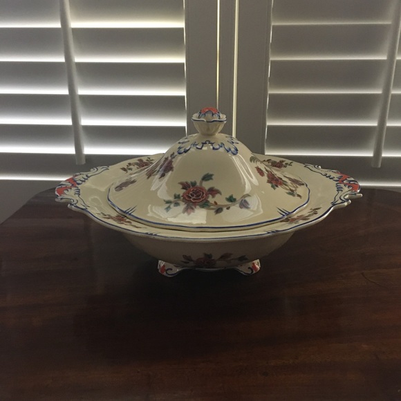 Footed covered round vegetable bowl (smaller cover) Royal Venton Ware - Picture 2 of 9